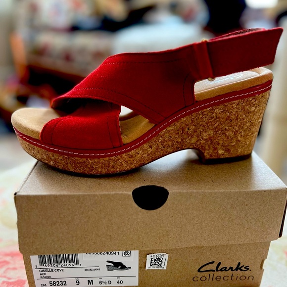 CLARKS red platform sandals. - Picture 4 of 6